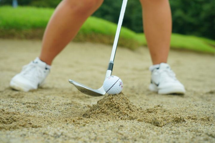 苦手なバンカーは“砂山を作って”克服！女子プロが実践する練習法をレッスン
