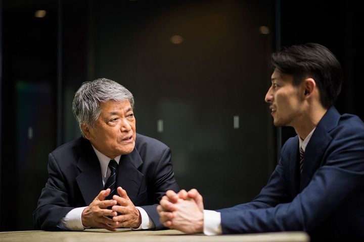 上司と話をするビジネスマン