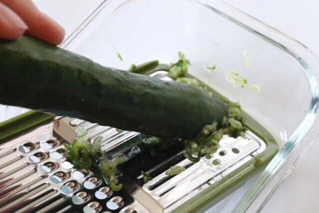 ダイソーの2役こなす両面スライサー