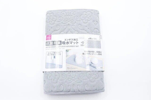 ダイソーの抗菌防臭エンボス加工吸水マット（46cm×23cm）のパッケージ