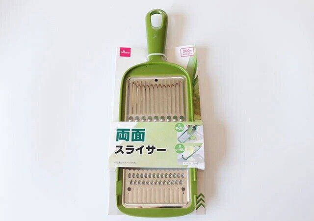 ダイソーの両面スライサーのパッケージ