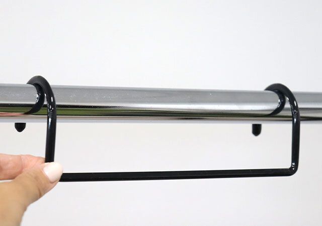 セリアの衣類収納がアップするハンガーバー 20cmをバーにかける