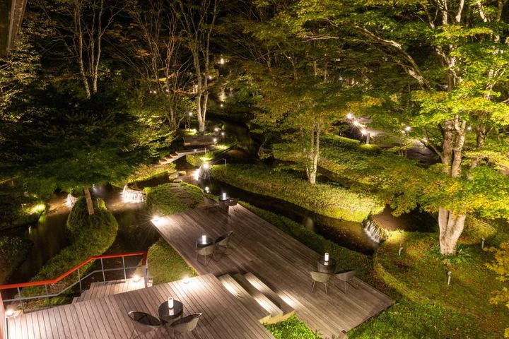 ライトアップされた棚田ラウンジ