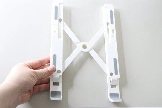 ダイソーの折りたたみ式PC・タブレットスタンド（ホワイト）1