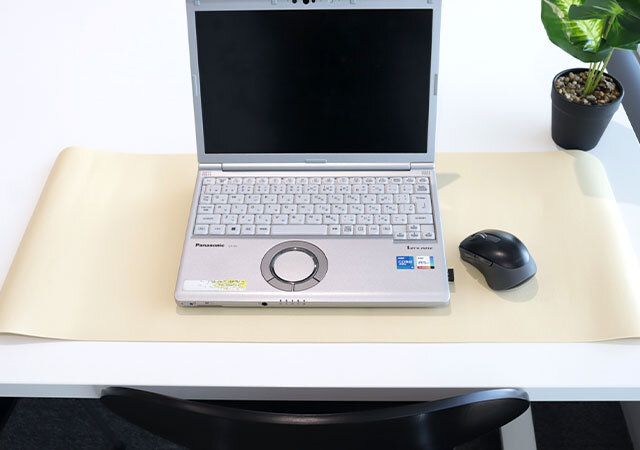 ダイソーのデスクワークに使えるデスクマット（30cm×70cm×パステルカラー）