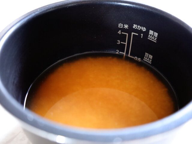 米は研いで、炊飯器の内釜に入れ、しょう油と塩も加えたら、2合目のメモリまで水（分量外）を入れて混ぜる。
