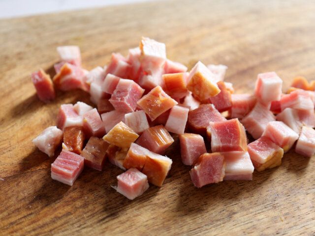 ベーコンは、1cmほどの角切りにする。
