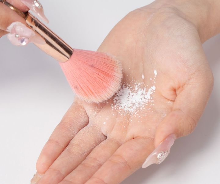 手に出す理由は、一度にたっぷりとブラシにつけられるから（笑）。