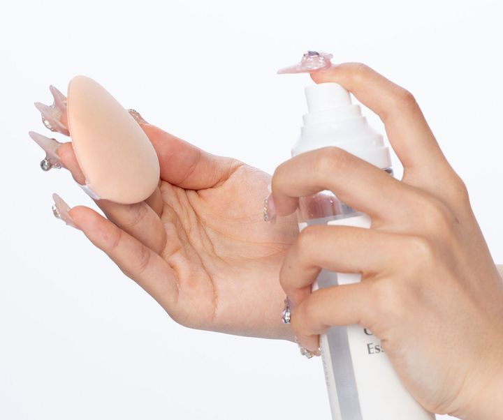 パフにミストを吹き付けてから優しくなじませると、密着感がアップしてくずれ防止に。