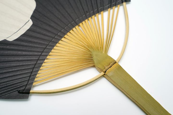 柄と骨が1本の竹から作られているのがわかります。このため、丸亀うちわは丈夫だといいます。
