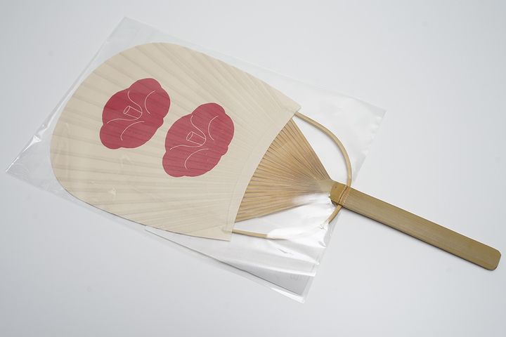 税込550円とちょっとお高い小判型の重椿。筆者は、なぜか小判型のほうに心引かれます。普段よくみるうちわとは少し違った形がいいのでしょう。