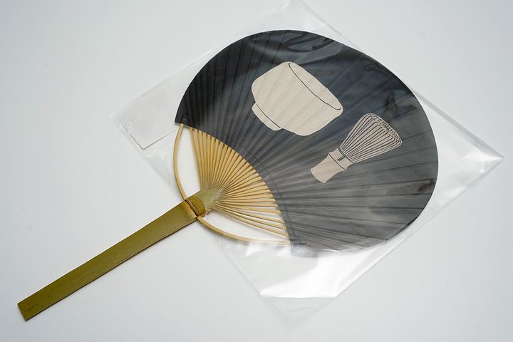 丸型の点茶は税込330円。その姿自体が涼しさを感じさせてくれるアイテムに仕上がっています。