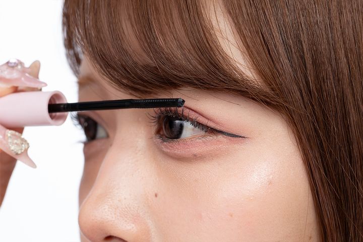 STEP10.マスカラ下地を塗り、乾く前に束をつくる。1