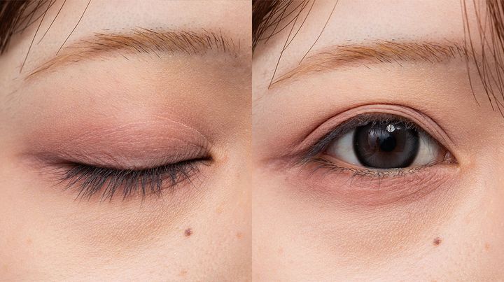 STEP2. 頬に入れたチークをアイシャドウとしても活用。統一感メイクに！