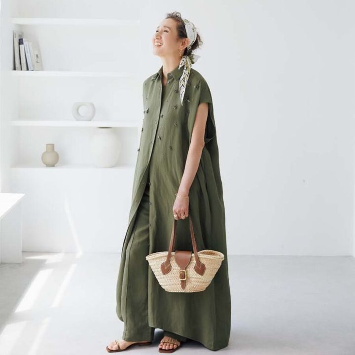 シャツドレス¥275,000、パンツ¥141,900、スカーフ¥69,300／すべてファビアナフィリッピ（アオイ）、ピアス¥561,000、バングル¥704,000、リング（薬指）¥495,000、（重ねた人さし指）指先から¥350,900、¥218,900、¥350,900／すべて ジョージ ジェンセン（ジョージ ジェンセン ジャパン）、バッグ¥93,500／J&M デヴィッドソン（J&Mデヴィッドソン カスタマーセンター）、シューズ¥66,000／ネブローニ