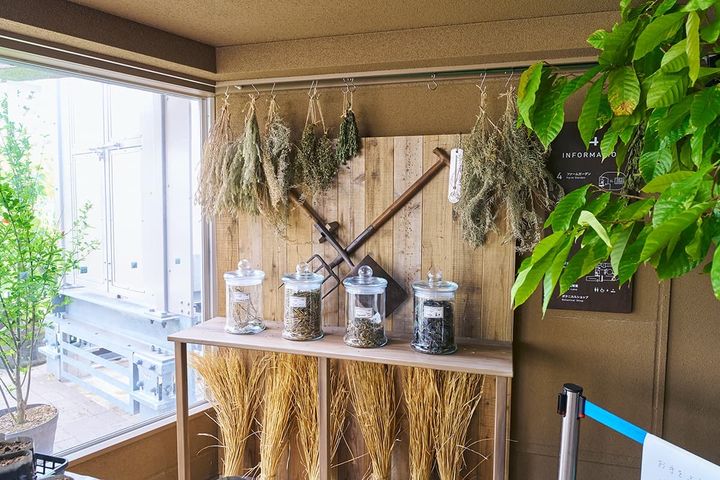 収穫したハーブは随時ドライにされ、丁寧に管理されている