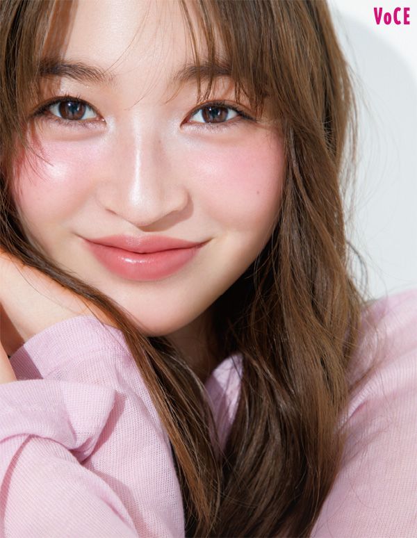 上西星来さん／YSL メイクミーブラッシュ パウダー 44 使用