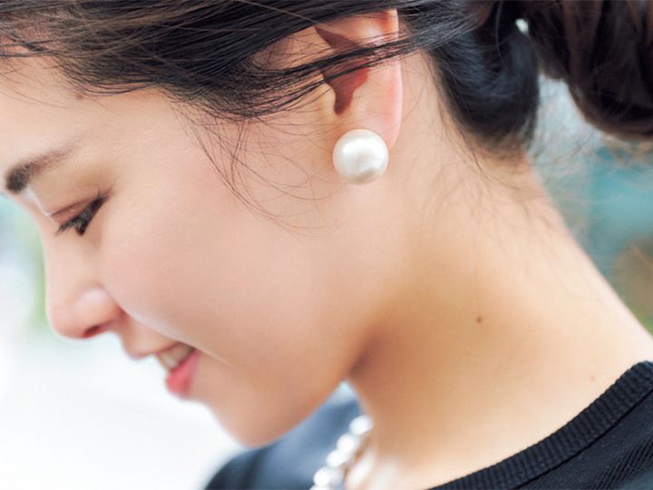 ゆるめのシニヨンに大きめパールをつけた読者