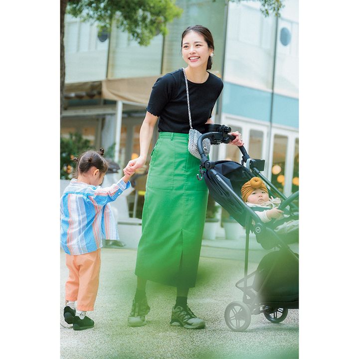 袖がフリルになった黒Tシャツとグリーンのスカートにアンテプリマのバッグを斜めがけした読者の私服コーデ