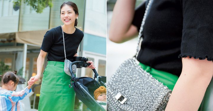 袖がフリルになった黒Tシャツとグリーンのスカートにアンテプリマのバッグを斜めがけした読者の私服コーデ