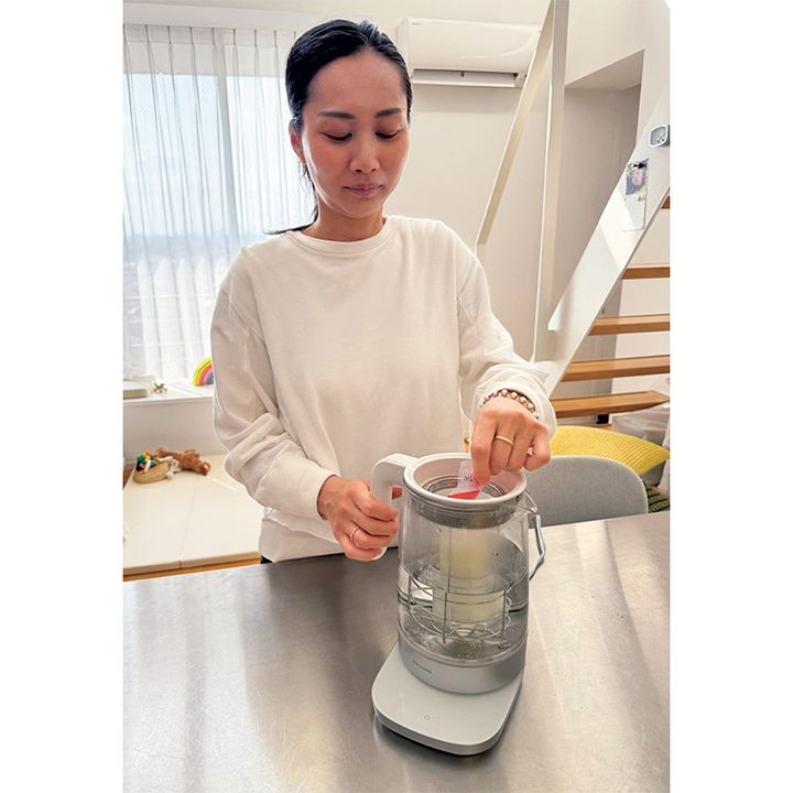 Zwillingの電気ケトルを使うママ