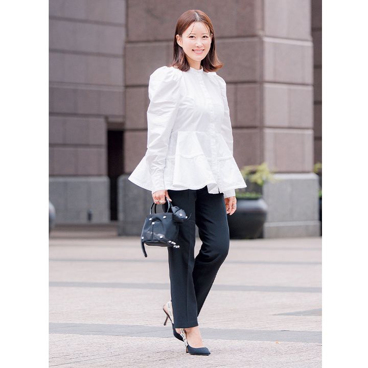 ユニクロのパンツもシーニュのフリルトップスと合わせて華やかに