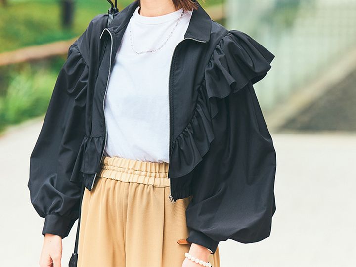 シーニュのフリルがついたアウターがオシャレ