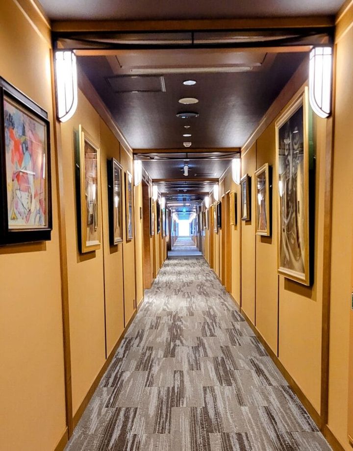 5階のスパへの廊下。両サイドにぎっしり絵画が飾ってあります。