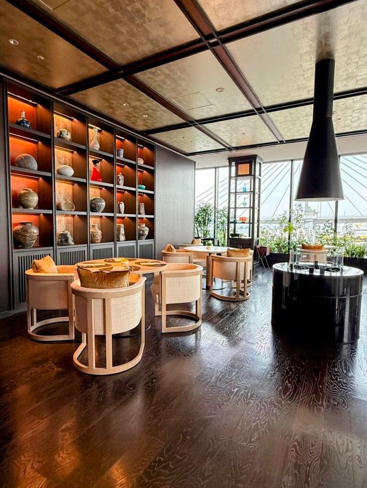 レストラン “ Wellness Gastronomy ReLabo” ：飾り棚の陶器が圧巻