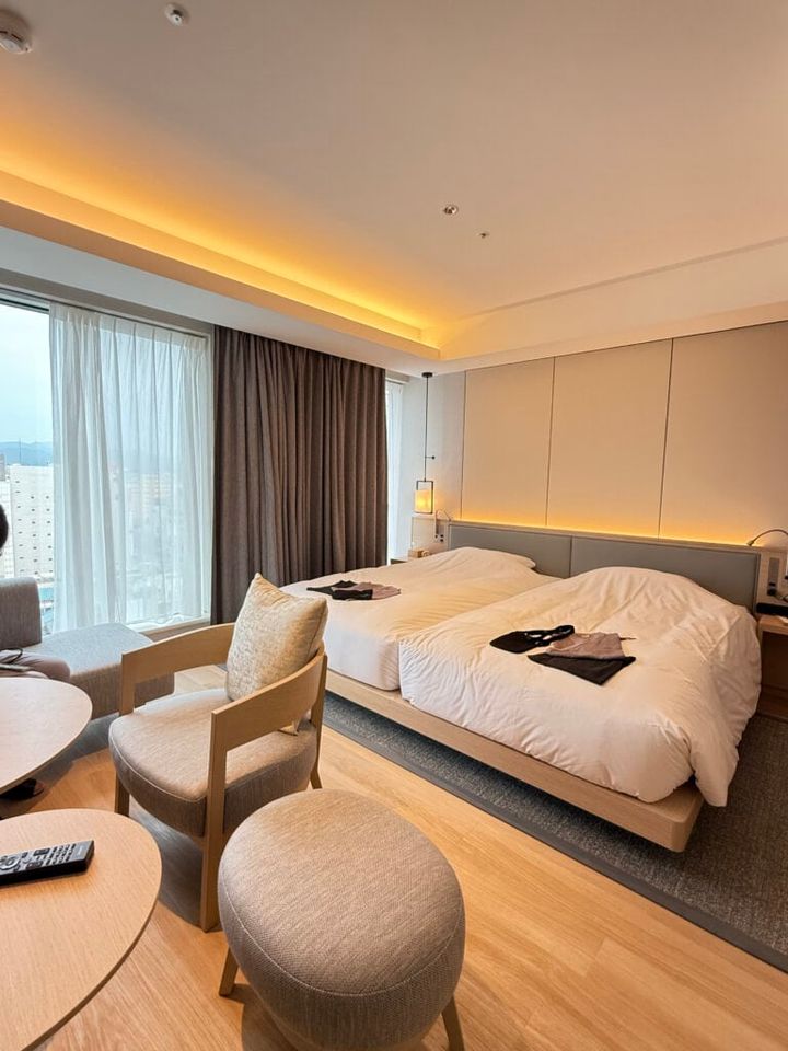 ツインベッドの「禅ルーム」深い緑は「お濃茶」のようで落ち着きます。