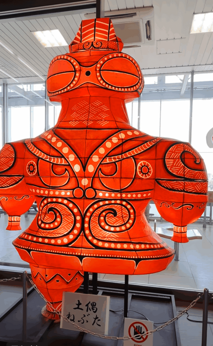 新青森駅構内のねぶた「土偶」のオブジェ