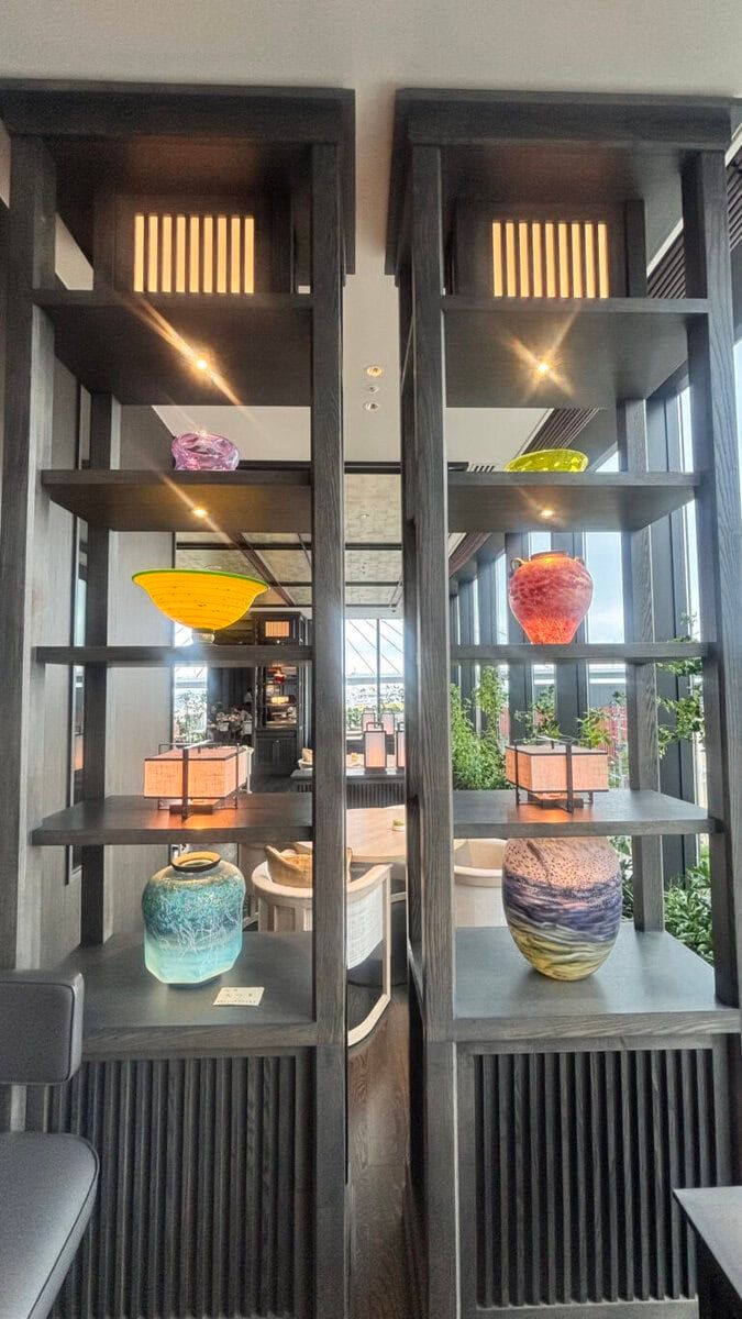 レストラン “ Wellness Gastronomy ReLabo” ：飾り棚の津軽びいどろ