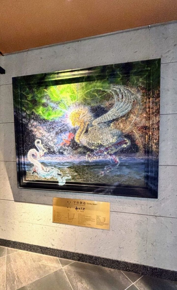 ホテルエントランスの絵画「宇宙の創造」