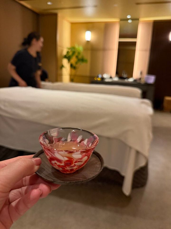 津軽びいどろの器でお茶を。マッサージ前に潤います