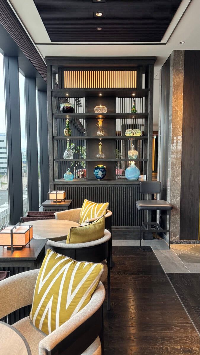 津軽びいどろのブルー系の花瓶が飾られたホテルのバー：BAR THE BLUE