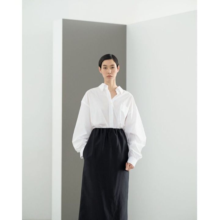 シャツ×ロングスカートのミニマルなモノトーン