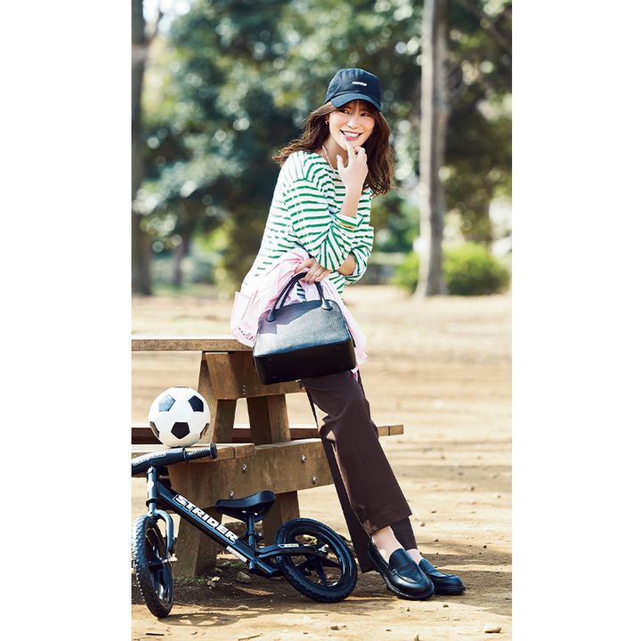 キャップ×カジュアルボトムスは “どこかにトラッド”がきれいめのコツ