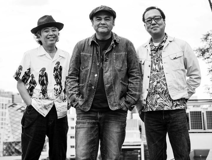 石垣島で幼い頃から共に過ごしてきた3人。撮影時、カメラマンから「肩組めます？」と聞かれ、「俺ら同級生なんで、学生時代の友人に見られたら恥ずかしくて…」と照れた笑顔で返された。バンドメンバーというより同級生、の関係性なんだと妙に納得。そんなBEGINはデビューから35周年を迎えた。