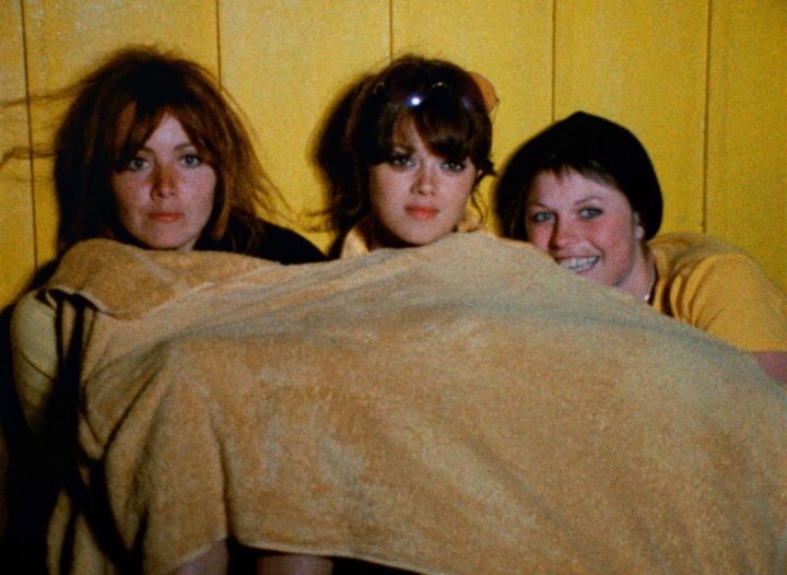 部屋でダラダラして過ごすのもヴァカンスの楽しみ。『オルエットの方へ』4Ｋレストア版 © 1973 V.M. PRODUCTIONS / ANTINÉA