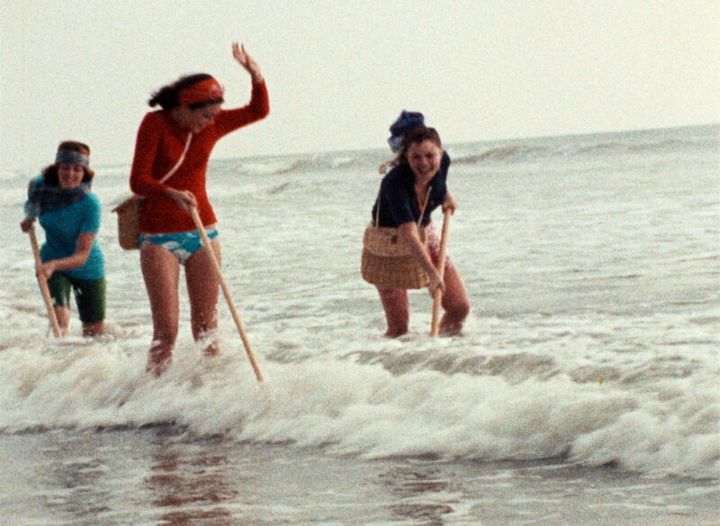 海辺ではしゃぎ、笑い転げる3人組。『オルエットの方へ』4Ｋレストア版 © 1973 V.M. PRODUCTIONS / ANTINÉA