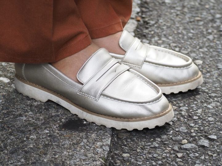 シルバーのローファー