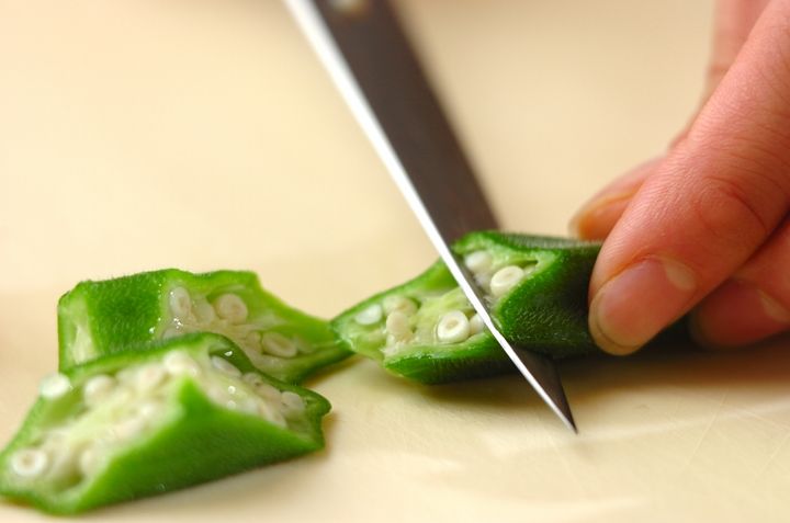 オクラとプチトマトのナムルの下準備1