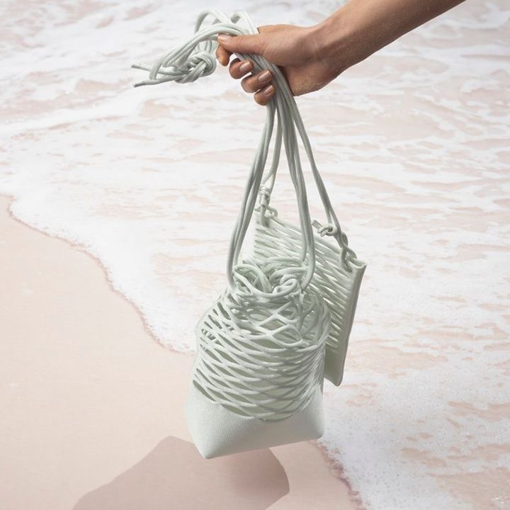 モッコ ネット 巾着バッグ ￥28,600、ポシェット ￥20,900／GOOD GOODS ISSEY MIYAKE （イッセイ ミヤケ 03-5454-1705） Photo_ Courtesy of ISSEY MIYAKE INC.