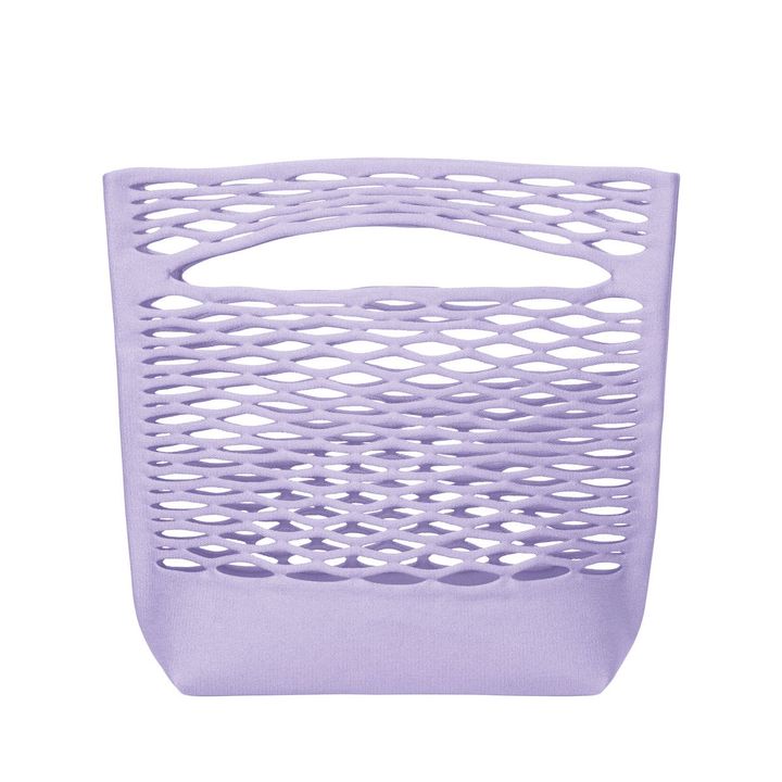 モッコ ネット トートバッグ ￥28,600／GOOD GOODS ISSEY MIYAKE （イッセイ ミヤケ 03-5454-1705）Photo_ Courtesy of ISSEY MIYAKE INC.