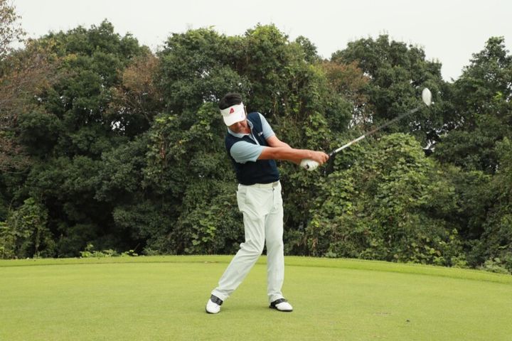 腰に負荷をかけずに飛ばす方法！シニアプロが股関節の使い方を解説