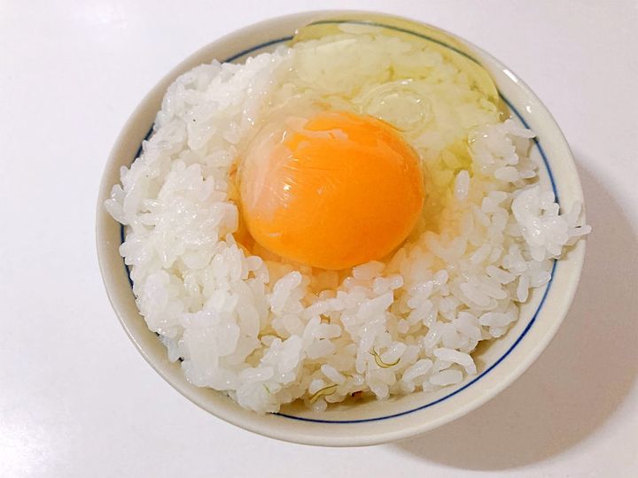 ご飯に生卵を割る