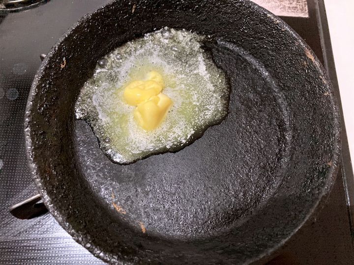 フライパンにバターを溶かす