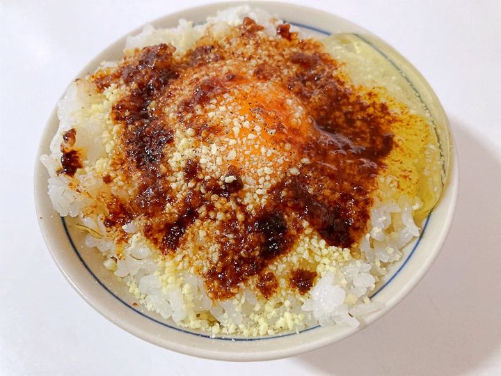 ガーリックバターしょうゆをかけた卵かけご飯