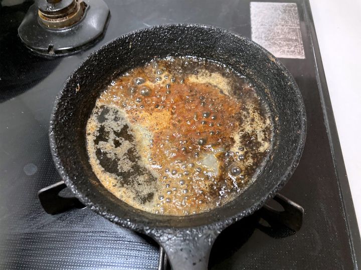 焦がしバターに調味料を合わせる