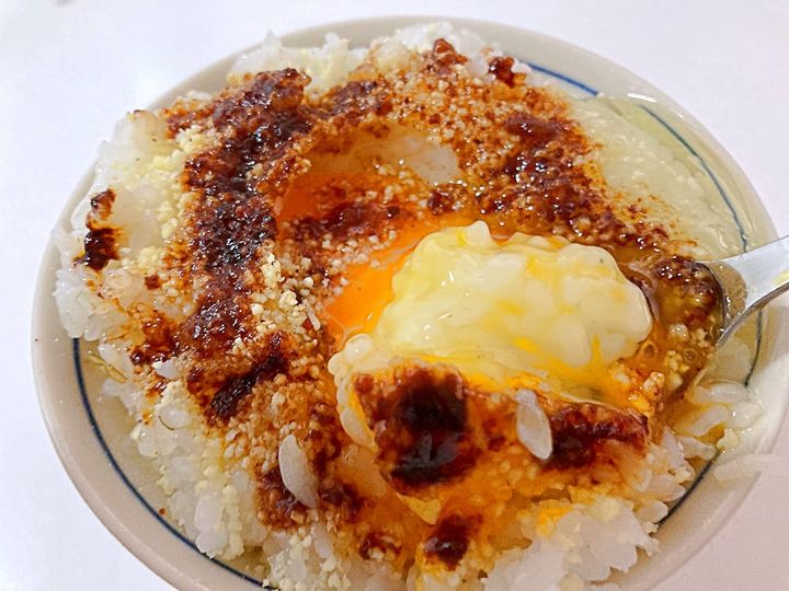 ガリバタ卵かけご飯をスプーンですくったところ